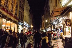 To the left of Mannekin Pis, is the rest of Rue de l’Etuve.